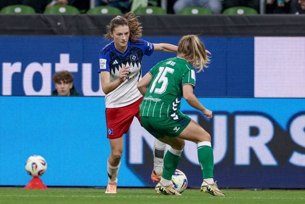 v.li.: Lotta Wrede (Hamburger SV, 32) und Michelle Weiß (SV Werder Bremen, 15) im Zweikampf, Duell, Dynamik, Aktion, Action, Spielszene, DIE DFB-RICHTLINIEN UNTERSAGEN JEGLICHE NUTZUNG VON FOTOS ALS SEQUENZBILDER UND ODER VIDEOÄHNLICHE FOTOSTRECKEN. DFB REGULATIONS PROHIBIT ANY USE OF PHOTOGRAPHS AS IMAGE SEQUENCES AND OR QUASI-VIDEO., 11.10.2025, Bremen (Deutschland), Fussball, Google Pixel Frauen-Bundesliga, SV Werder Bremen - Hamburger SV