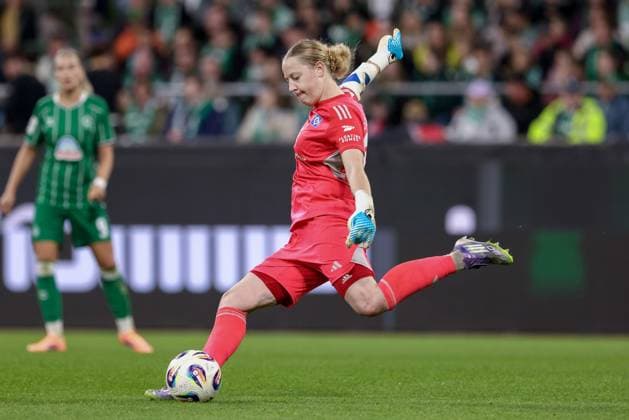 Larissa Haidner (Torhüterin, Torwart, Hamburger SV, 33) am Ball, Einzelbild, Ganzkörper, Aktion, Action, Spielszene, DIE DFB-RICHTLINIEN UNTERSAGEN JEGLICHE NUTZUNG VON FOTOS ALS SEQUENZBILDER UND ODER VIDEOÄHNLICHE FOTOSTRECKEN. DFB REGULATIONS PROHIBIT ANY USE OF PHOTOGRAPHS AS IMAGE SEQUENCES AND OR QUASI-VIDEO., 11.10.2025, Bremen (Deutschland), Fussball, Google Pixel Frauen-Bundesliga, SV Werder Bremen - Hamburger SV