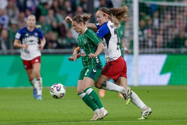 v.li.: Chiara D Angelo (SV Werder Bremen, 2) und Melanie Brunnthaler (Hamburger SV, 11) im Zweikampf, Duell, Dynamik, Aktion, Action, Spielszene, DIE DFB-RICHTLINIEN UNTERSAGEN JEGLICHE NUTZUNG VON FOTOS ALS SEQUENZBILDER UND ODER VIDEOÄHNLICHE FOTOSTRECKEN. DFB REGULATIONS PROHIBIT ANY USE OF PHOTOGRAPHS AS IMAGE SEQUENCES AND OR QUASI-VIDEO., 11.10.2025, Bremen (Deutschland), Fussball, Google Pixel Frauen-Bundesliga, SV Werder Bremen - Hamburger SV