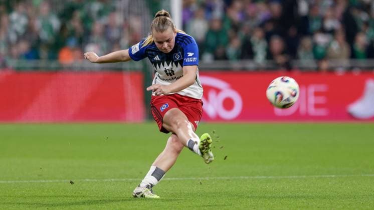 Svea Stoldt (Hamburger SV, 8) am Ball, Freisteller, Einzelbild, Ganzkörper, Aktion, Action, Spielszene, DIE DFB-RICHTLINIEN UNTERSAGEN JEGLICHE NUTZUNG VON FOTOS ALS SEQUENZBILDER UND ODER VIDEOÄHNLICHE FOTOSTRECKEN. DFB REGULATIONS PROHIBIT ANY USE OF PHOTOGRAPHS AS IMAGE SEQUENCES AND OR QUASI-VIDEO., 11.10.2025, Bremen (Deutschland), Fussball, Google Pixel Frauen-Bundesliga, SV Werder Bremen - Hamburger SV