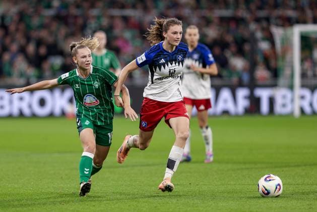 v.li.: Michelle Weiß (SV Werder Bremen, 15) und Lotta Wrede (Hamburger SV, 32) im Zweikampf, Duell, Dynamik, Aktion, Action, Spielszene, DIE DFB-RICHTLINIEN UNTERSAGEN JEGLICHE NUTZUNG VON FOTOS ALS SEQUENZBILDER UND ODER VIDEOÄHNLICHE FOTOSTRECKEN. DFB REGULATIONS PROHIBIT ANY USE OF PHOTOGRAPHS AS IMAGE SEQUENCES AND OR QUASI-VIDEO., 11.10.2025, Bremen (Deutschland), Fussball, Google Pixel Frauen-Bundesliga, SV Werder Bremen - Hamburger SV