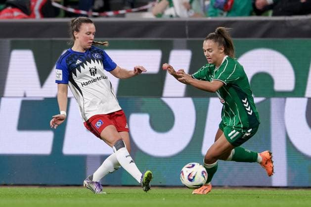 v.li.: Viktoria Schwalm (Hamburger SV, 23) und Maja Sternad (SV Werder Bremen, 11) im Zweikampf, Duell, Dynamik, Aktion, Action, Spielszene, DIE DFB-RICHTLINIEN UNTERSAGEN JEGLICHE NUTZUNG VON FOTOS ALS SEQUENZBILDER UND ODER VIDEOÄHNLICHE FOTOSTRECKEN. DFB REGULATIONS PROHIBIT ANY USE OF PHOTOGRAPHS AS IMAGE SEQUENCES AND OR QUASI-VIDEO., 11.10.2025, Bremen (Deutschland), Fussball, Google Pixel Frauen-Bundesliga, SV Werder Bremen - Hamburger SV