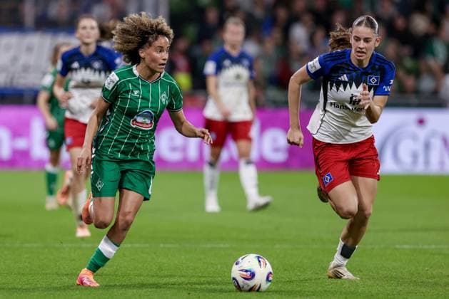 v.li.: Amira Arfaoui (SV Werder Bremen, 8) und Leni Eggert (Hamburger SV, 29) im Zweikampf, Duell, Dynamik, Aktion, Action, Spielszene, DIE DFB-RICHTLINIEN UNTERSAGEN JEGLICHE NUTZUNG VON FOTOS ALS SEQUENZBILDER UND ODER VIDEOÄHNLICHE FOTOSTRECKEN. DFB REGULATIONS PROHIBIT ANY USE OF PHOTOGRAPHS AS IMAGE SEQUENCES AND OR QUASI-VIDEO., 11.10.2025, Bremen (Deutschland), Fussball, Google Pixel Frauen-Bundesliga, SV Werder Bremen - Hamburger SV