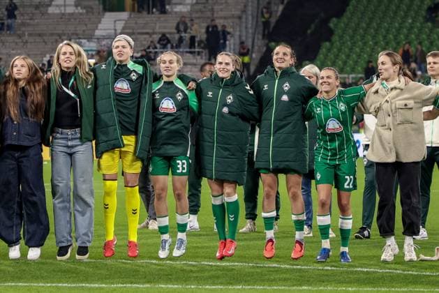 Spielerinnen des SV Werder Bremen mit Jubel über den Sieg, Freude über das gewonnene Spiel, bedanken sich bei den Fans, Zuschauern für die Unterstützung, DIE DFB-RICHTLINIEN UNTERSAGEN JEGLICHE NUTZUNG VON FOTOS ALS SEQUENZBILDER UND ODER VIDEOÄHNLICHE FOTOSTRECKEN. DFB REGULATIONS PROHIBIT ANY USE OF PHOTOGRAPHS AS IMAGE SEQUENCES AND OR QUASI-VIDEO., 11.10.2025, Bremen (Deutschland), Fussball, Google Pixel Frauen-Bundesliga, SV Werder Bremen - Hamburger SV