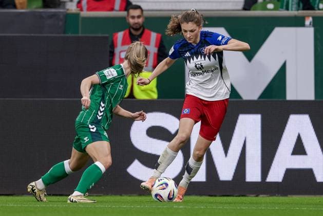 v.li.: Michelle Weiß (SV Werder Bremen, 15) und Lotta Wrede (Hamburger SV, 32) im Zweikampf, Duell, Dynamik, Aktion, Action, Spielszene, DIE DFB-RICHTLINIEN UNTERSAGEN JEGLICHE NUTZUNG VON FOTOS ALS SEQUENZBILDER UND ODER VIDEOÄHNLICHE FOTOSTRECKEN. DFB REGULATIONS PROHIBIT ANY USE OF PHOTOGRAPHS AS IMAGE SEQUENCES AND OR QUASI-VIDEO., 11.10.2025, Bremen (Deutschland), Fussball, Google Pixel Frauen-Bundesliga, SV Werder Bremen - Hamburger SV
