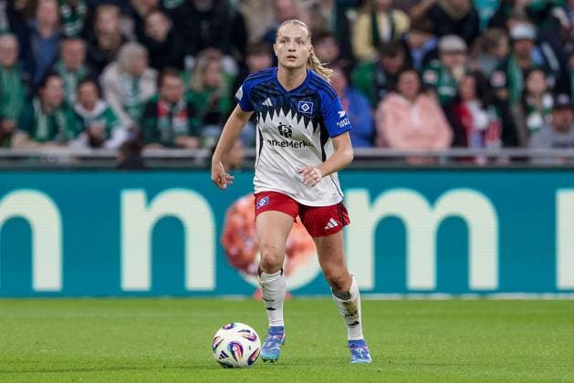 Nina Räcke (Hamburger SV, 39) am Ball, Freisteller, Einzelbild, Ganzkörper, Aktion, Action, Spielszene, DIE DFB-RICHTLINIEN UNTERSAGEN JEGLICHE NUTZUNG VON FOTOS ALS SEQUENZBILDER UND ODER VIDEOÄHNLICHE FOTOSTRECKEN. DFB REGULATIONS PROHIBIT ANY USE OF PHOTOGRAPHS AS IMAGE SEQUENCES AND OR QUASI-VIDEO., 11.10.2025, Bremen (Deutschland), Fussball, Google Pixel Frauen-Bundesliga, SV Werder Bremen - Hamburger SV