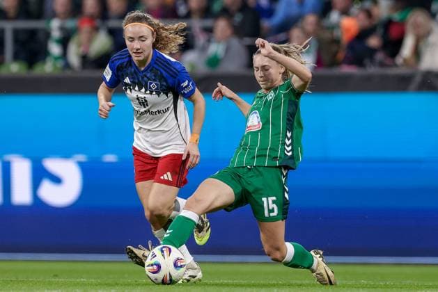 v.li.: Melanie Brunnthaler (Hamburger SV, 11) und Michelle Weiß (SV Werder Bremen, 15) im Zweikampf, Duell, Dynamik, Aktion, Action, Spielszene, DIE DFB-RICHTLINIEN UNTERSAGEN JEGLICHE NUTZUNG VON FOTOS ALS SEQUENZBILDER UND ODER VIDEOÄHNLICHE FOTOSTRECKEN. DFB REGULATIONS PROHIBIT ANY USE OF PHOTOGRAPHS AS IMAGE SEQUENCES AND OR QUASI-VIDEO., 11.10.2025, Bremen (Deutschland), Fussball, Google Pixel Frauen-Bundesliga, SV Werder Bremen - Hamburger SV