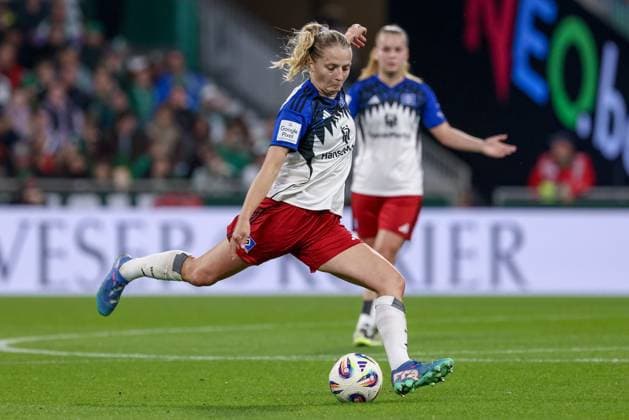 Nina Räcke (Hamburger SV, 39) am Ball, Einzelbild, Ganzkörper, Aktion, Action, Spielszene, DIE DFB-RICHTLINIEN UNTERSAGEN JEGLICHE NUTZUNG VON FOTOS ALS SEQUENZBILDER UND ODER VIDEOÄHNLICHE FOTOSTRECKEN. DFB REGULATIONS PROHIBIT ANY USE OF PHOTOGRAPHS AS IMAGE SEQUENCES AND OR QUASI-VIDEO., 11.10.2025, Bremen (Deutschland), Fussball, Google Pixel Frauen-Bundesliga, SV Werder Bremen - Hamburger SV
