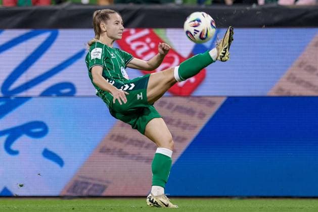Michelle Weiß (SV Werder Bremen, 15) am Ball, Freisteller, Einzelbild, Ganzkörper, Aktion, Action, Spielszene, DIE DFB-RICHTLINIEN UNTERSAGEN JEGLICHE NUTZUNG VON FOTOS ALS SEQUENZBILDER UND ODER VIDEOÄHNLICHE FOTOSTRECKEN. DFB REGULATIONS PROHIBIT ANY USE OF PHOTOGRAPHS AS IMAGE SEQUENCES AND OR QUASI-VIDEO., 11.10.2025, Bremen (Deutschland), Fussball, Google Pixel Frauen-Bundesliga, SV Werder Bremen - Hamburger SV