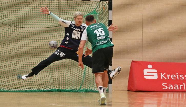 11.10.2025, xmohx, Handball 3.Liga Staffel Südwest, HG Saarlouis - TSG Haßloch v.l. Yves Kunkel (Saarlouis) erzielt gegen Torwart Tobias Evers (Kirchzell) einen Punkt (DFL DFB REGULATIONS PROHIBIT ANY USE OF PHOTOGRAPHS as IMAGE SEQUENCES and or QUASI-VIDEO) Saarlouis