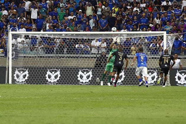 RECORD DATE NOT STATED Challenge of giants - mineirao 60 years Belo Horizonte (MG), 10 11 2025 - Football Ronaldinho s Team x Alex s Team - Ricardinho hits the post during the celebratory match between Ronaldinho s Team and Alex s Team, a friendly match celebrating Mineirao s 60th anniversary, held at Minas Arena (Mineirao), this Saturday (11) at 4:00 pm (Brasilia time). Minas Gerais Brasil Copyright: xEvandroxOliveirax