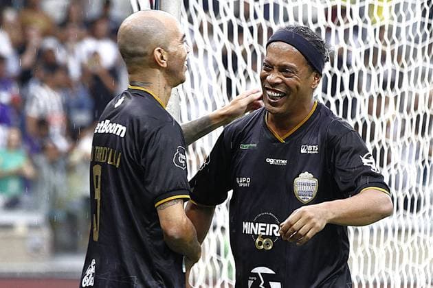RECORD DATE NOT STATED Challenge of giants - mineirao 60 years Belo Horizonte (MG), 10 11 2025 - Football Ronaldinho s Team x Alex s Team - Tardelli celebrates with Ronaldinho during the commemorative match between Ronaldinho s Team and Alex s Team, a friendly match celebrating Mineirao s 60th anniversary, held at Minas Arena (Mineirao), this Saturday (11) at 4:00 pm (Brasilia time). Minas Gerais Brasil Copyright: xEvandroxOliveirax