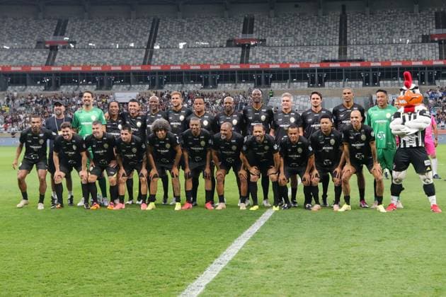 Challenge of giants - mineirao 60 years Belo Horizonte (MG), 10 11 2025 - Football Ronaldinho s team x Alex s team - Players before the commemorative match between Ronaldinho s team and Alex s team, a friendly match in celebration of Mineirao s 60th anniversary, held at Minas Arena (Mineirao), this Saturday (11) at 4:00 pm (Brasilia time). Minas Gerais Brasil Copyright: xPATYxGUEDESx