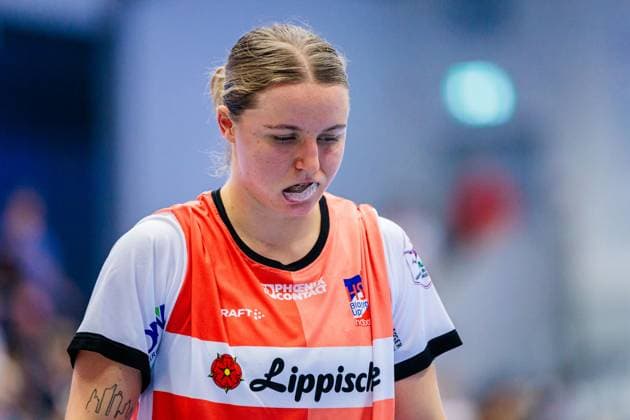 Maxi Muehlner (HSG Blomberg-Lippe, 10) zeigt ihren Mundschutz GER, HSG Blomberg-Lippe vs. Union Neckarsulm, Handball, 1. Bundesliga Frauen, 5. Spieltag, Spielzeit 2025 2026, 11.10.2025 GER, HSG Blomberg-Lippe vs. Sport-Union Neckarsulm, Handball, 1. Bundesliga Frauen, 5. Spieltag, Spielzeit 2025 2026, 11.10.2025 Blomberg Copyright: xEibner-Pressefoto JanxRollingerx EP_JSK