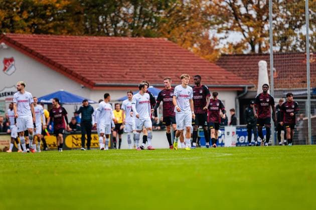 Einlaufen der Mannschaften zur zweiten Halbzeit GER, VfL Theesen vs. SC Verl, Fussball, Westfalenpokal, Achteilfinale, Spielzeit 2025 2026, 11.10.2025 DFL Regulations prohibit any use of photographers as image sequences and or quasi-video. GER, VfL Theesen vs. SC Verl, Fussball, Westfalenpokal, Achteilfinale, Spielzeit 2025 2026, 11.10.2025 Bielefeld Copyright: xEibner-Pressefoto JanxRollingerx EP_JSK