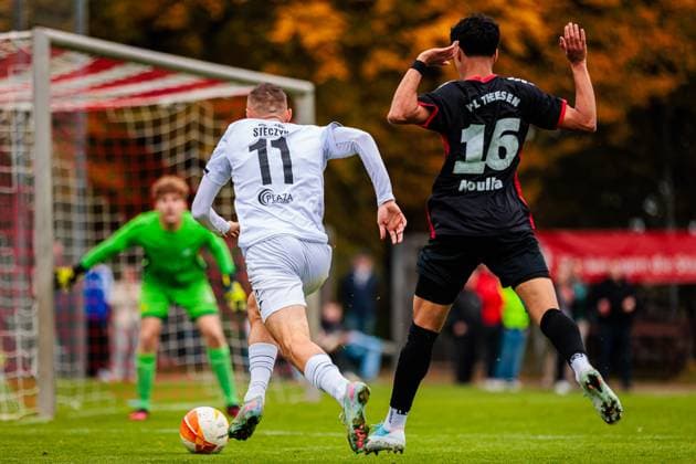 v.l. Dominik Steczyk (SC Verl, 11), Taha Ajdar Moulla (VfL Luebeck-Schwartau, 16) GER, VfL Theesen vs. SC Verl, Fussball, Westfalenpokal, Achteilfinale, Spielzeit 2025 2026, 11.10.2025 DFL Regulations prohibit any use of photographers as image sequences and or quasi-video. GER, VfL Theesen vs. SC Verl, Fussball, Westfalenpokal, Achteilfinale, Spielzeit 2025 2026, 11.10.2025 Bielefeld Copyright: xEibner-Pressefoto JanxRollingerx EP_JSK