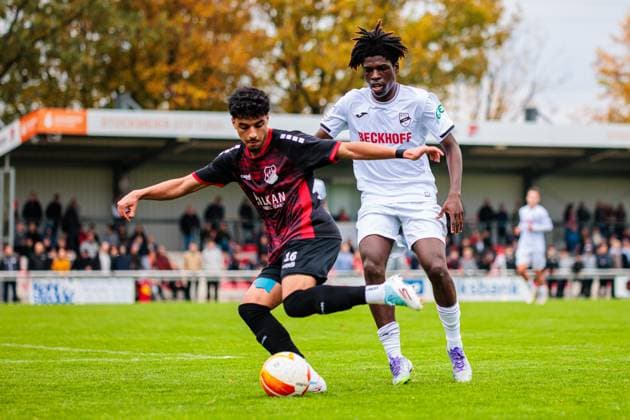 v.l. Taha Ajdar Moulla (VfL Luebeck-Schwartau, 16), Emmanuel Bamba (SC Verl, 02) im Zweikampf GER, VfL Theesen vs. SC Verl, Fussball, Westfalenpokal, Achteilfinale, Spielzeit 2025 2026, 11.10.2025 DFL Regulations prohibit any use of photographers as image sequences and or quasi-video. GER, VfL Theesen vs. SC Verl, Fussball, Westfalenpokal, Achteilfinale, Spielzeit 2025 2026, 11.10.2025 Bielefeld Copyright: xEibner-Pressefoto JanxRollingerx EP_JSK