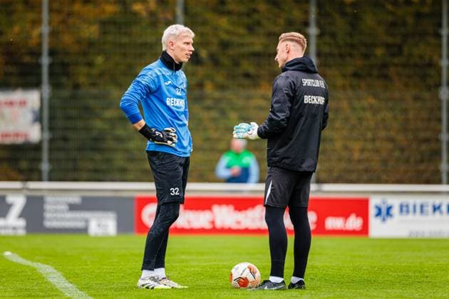 v.l. Fabian Pekruhl (SC Verl, 32), Fynn Mueller (SC Verl, Torwarttrainer) GER, VfL Theesen vs. SC Verl, Fussball, Westfalenpokal, Achteilfinale, Spielzeit 2025 2026, 11.10.2025 DFL Regulations prohibit any use of photographers as image sequences and or quasi-video. GER, VfL Theesen vs. SC Verl, Fussball, Westfalenpokal, Achteilfinale, Spielzeit 2025 2026, 11.10.2025 Bielefeld Copyright: xEibner-Pressefoto JanxRollingerx EP_JSK