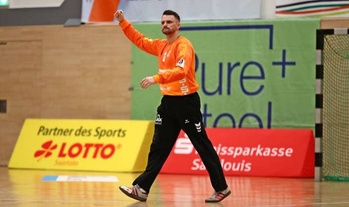 11.10.2025, xmohx, Handball 3.Liga Staffel Südwest, HG Saarlouis - TV Kirchzell v.l. Torwart Daniel Schlingmann (Saarlouis) jubelt (DFL DFB REGULATIONS PROHIBIT ANY USE OF PHOTOGRAPHS as IMAGE SEQUENCES and or QUASI-VIDEO) Saarlouis