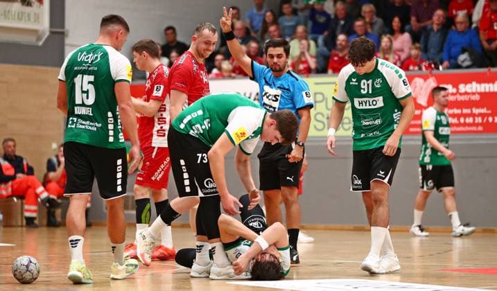 11.10.2025, xmohx, Handball 3.Liga Staffel Südwest, HG Saarlouis - TV Kirchzell v.l. Verletzung Silas Geis (Saarlouis) (DFL DFB REGULATIONS PROHIBIT ANY USE OF PHOTOGRAPHS as IMAGE SEQUENCES and or QUASI-VIDEO) Saarlouis