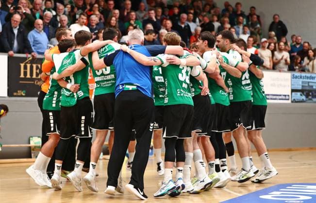 11.10.2025, xmohx, Handball 3.Liga Staffel Südwest, HG Saarlouis - TV Kirchzell v.l. Saarlouis bejubelt den Sieg (DFL DFB REGULATIONS PROHIBIT ANY USE OF PHOTOGRAPHS as IMAGE SEQUENCES and or QUASI-VIDEO) Saarlouis