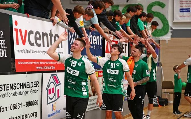 11.10.2025, xmohx, Handball 3.Liga Staffel Südwest, HG Saarlouis - TV Kirchzell v.l. Mannschaft von Saarlouis bejubelt den Fans den Sieg (DFL DFB REGULATIONS PROHIBIT ANY USE OF PHOTOGRAPHS as IMAGE SEQUENCES and or QUASI-VIDEO) Saarlouis