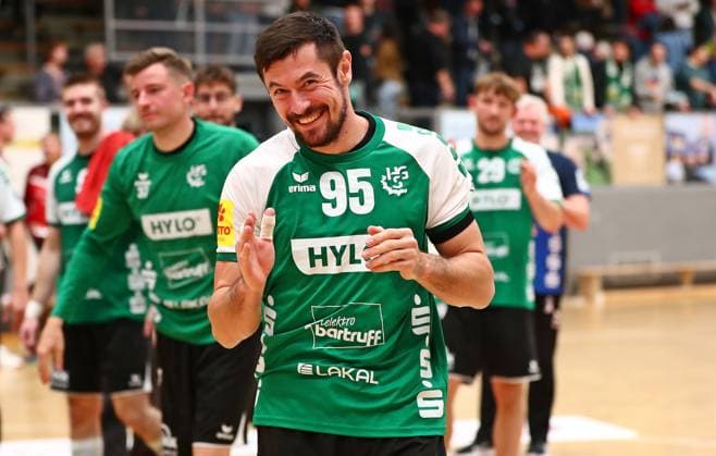 11.10.2025, xmohx, Handball 3.Liga Staffel Südwest, HG Saarlouis - TV Kirchzell v.l. Saarlouis bejubelt den Sieg, Wladislav Kurotschkin (Saarlouis)(Saarlouis) (DFL DFB REGULATIONS PROHIBIT ANY USE OF PHOTOGRAPHS as IMAGE SEQUENCES and or QUASI-VIDEO) Saarlouis