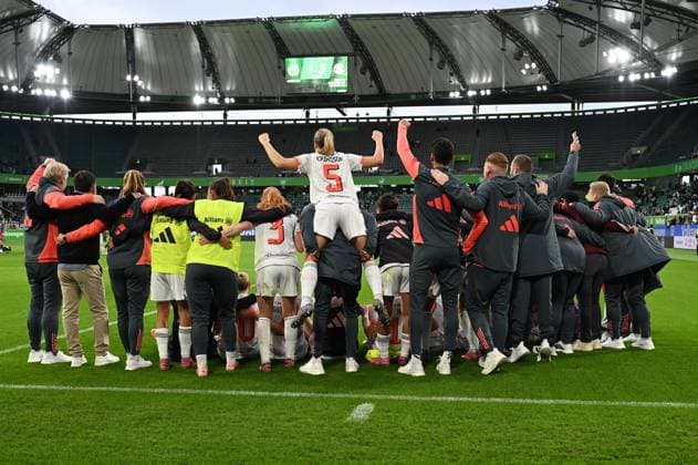 Fußball I Frauen I Saison 2025-2026 I Bundesliga I 6. Spieltag I VfL Wolfsburg - FC Bayern München I 11.10.2025 Gruppenfoto FC Bayern Frauen jubeln über den Sieg Wolfsburg Volkswagen Arena Niedersachsen Deutschland Copyright: xLobeca InesxHähnelx