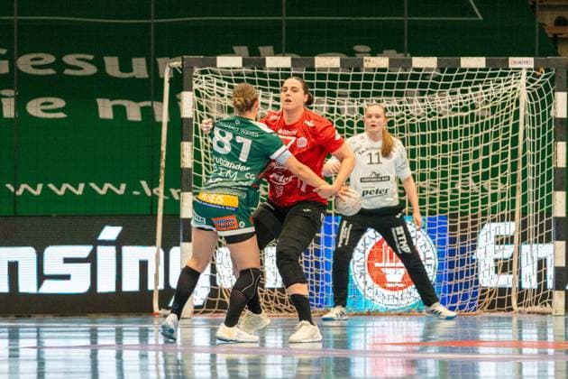 Lea Neubrander (Frisch Auf Goeppingen, 81) und Josefine Hanfland (Thueringer HC, 57), Frisch Auf Goeppingen Frauen vs. Thueringer HC, Handball, Bundesliga, 05. Spieltag, Saison 2025 2026, 11.10.2025, Frisch Auf Goeppingen Frauen vs. Thueringer HC, Handball, Bundesliga, 05. Spieltag, Saison 2025 2026, 11.10.2025 Goeppingen Copyright: xEibner-Pressefoto MaxxVogelx EP_MVL