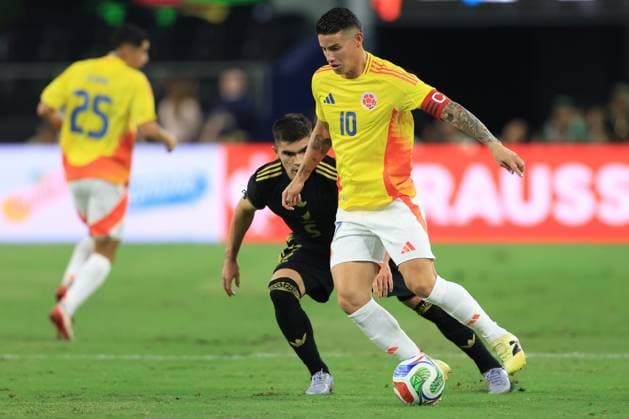 Johan Vasquez (L) of Mexico fights for the ball with James Rodriguez of Colombia during a 2026 World Cup warm-up match between Mexico and Colombia at AT&T Stadium in Arlington, United States, 11 October 2025. International Friendly, Länderspiel, Nationalmannschaft Mexico - Colombia !ACHTUNG: NUR REDAKTIONELLE NUTZUNG!  Copyright: xCarlosxRamírezx AMDEP6155 20251012-55018199335_1