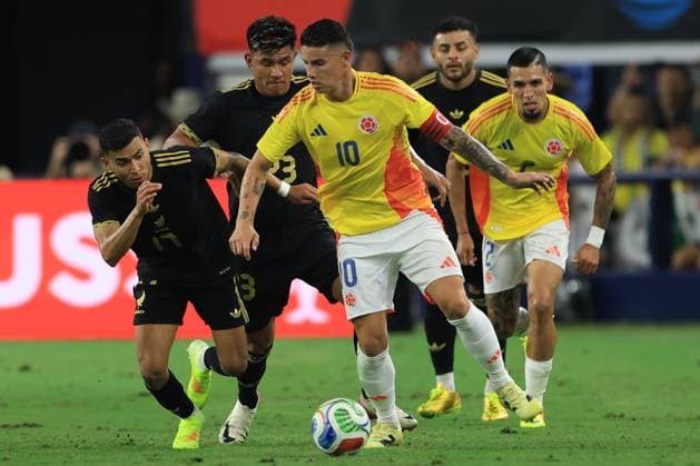 Orbelin Pineda (L) of Mexico vies for the ball with James Rodriguez of Colombia during a 2026 World Cup warm-up match between Mexico and Colombia at AT&T Stadium in Arlington, United States, 11 October 2025. International Friendly, Länderspiel, Nationalmannschaft Mexico - Colombia !ACHTUNG: NUR REDAKTIONELLE NUTZUNG!  Copyright: xCarlosxRamírezx AMDEP6169 20251012-55018199337_1