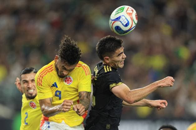 Johan Vasquez (R) of Mexico vies for the ball with Luis Javier Suarez of Colombia during a 2026 World Cup warm-up match between Mexico and Colombia at AT&T Stadium in Arlington, United States, 11 October 2025. International Friendly, Länderspiel, Nationalmannschaft Mexico - Colombia !ACHTUNG: NUR REDAKTIONELLE NUTZUNG!  Copyright: xCarlosxRamírezx AMDEP6172 20251012-55018199338_1