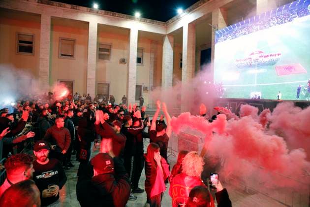 Serbia vs Albania training session, Tirana, Albania on October 11, 2025. Albanian fans cheer as they gather at Italia Square in Tirana to watch the football match between Serbia and Albania on October 11, 2025. Albania won the 2026 FIFA World Cup, WM, Weltmeisterschaft, Fussball European Qualifiers Group K soccer match against Serbia played in the city of Leskovac in Serbia. TIRANE ALBANIA Copyright: xMALTONxDIBRAx