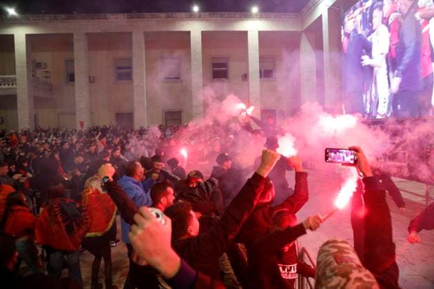 Serbia vs Albania training session, Tirana, Albania on October 11, 2025. Albanian fans cheer as they gather at Italia Square in Tirana to watch the football match between Serbia and Albania on October 11, 2025. Albania won the 2026 FIFA World Cup, WM, Weltmeisterschaft, Fussball European Qualifiers Group K soccer match against Serbia played in the city of Leskovac in Serbia. TIRANE ALBANIA Copyright: xMALTONxDIBRAx