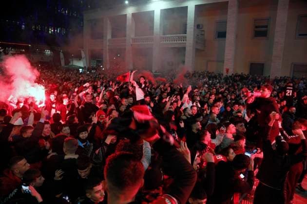 Serbia vs Albania training session, Tirana, Albania on October 11, 2025. Albanian fans cheer as they gather at Italia Square in Tirana to watch the football match between Serbia and Albania on October 11, 2025. Albania won the 2026 FIFA World Cup, WM, Weltmeisterschaft, Fussball European Qualifiers Group K soccer match against Serbia played in the city of Leskovac in Serbia. TIRANE ALBANIA Copyright: xMALTONxDIBRAx