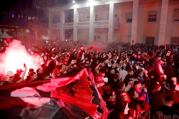 Serbia vs Albania training session, Tirana, Albania on October 11, 2025. Albanian fans cheer as they gather at Italia Square in Tirana to watch the football match between Serbia and Albania on October 11, 2025. Albania won the 2026 FIFA World Cup, WM, Weltmeisterschaft, Fussball European Qualifiers Group K soccer match against Serbia played in the city of Leskovac in Serbia. TIRANE ALBANIA Copyright: xMALTONxDIBRAx