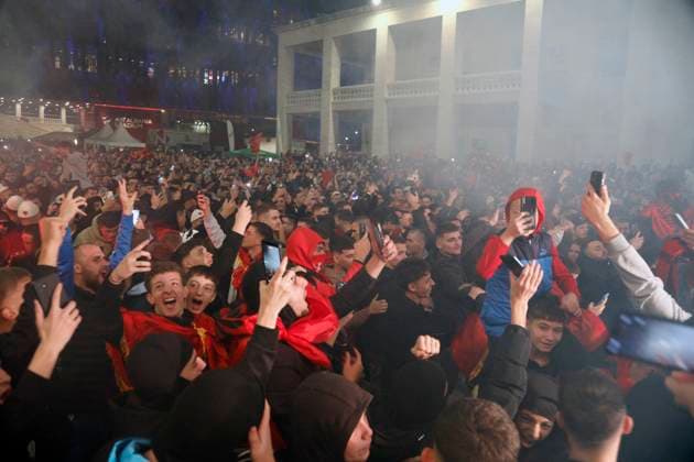 Serbia vs Albania training session, Tirana, Albania on October 11, 2025. Albanian fans cheer as they gather at Italia Square in Tirana to watch the football match between Serbia and Albania on October 11, 2025. Albania won the 2026 FIFA World Cup, WM, Weltmeisterschaft, Fussball European Qualifiers Group K soccer match against Serbia played in the city of Leskovac in Serbia. TIRANE ALBANIA Copyright: xMALTONxDIBRAx