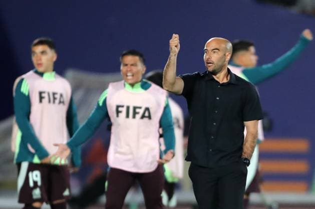 Futbol, Mexico vs Argentina. Mundial sub 20, Chile 2025. El entrenador de Mexico Eduardo Arce es fotografiado durante un partido de cuartos de final del mundial sub 20 contra Argentina disputado en el estadio Nacional de Santiago, Chile. 11 10 2025 Jonnathan Oyarzun Photosport Football, Mexico vs Argentina. U-20 World Cup Championship. Mexico™s manager Eduardo Arce is pictured during a quarterfinal match of the U-20 World Cup against Argentina at the Nacional stadium in Santiago, Chile. 11 10 2025 Jonnathan Oyarzun Photosport Mexico vs Argentina, mundial sub 20 Chile 2025 