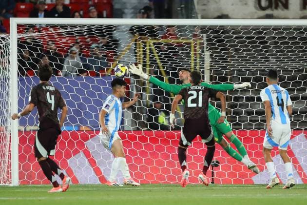 Futbol, Mexico vs Argentina. Mundial sub 20, Chile 2025. El jugador de Argentina Santino Barbi es fotografiado durante un partido de cuartos de final del mundial sub 20 contra Mexico disputado en el estadio Nacional de Santiago, Chile. 11 10 2025 Jonnathan Oyarzun Photosport Football, Mexico vs Argentina. U-20 World Cup Championship. Argentina™s player Santino Barbi is pictured during a quarterfinal match of the U-20 World Cup against Mexico at the Nacional stadium in Santiago, Chile. 11 10 2025 Jonnathan Oyarzun Photosport Mexico vs Argentina, mundial sub 20 Chile 2025 