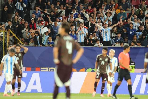 Futbol, Mexico vs Argentina. Mundial sub 20, Chile 2025. Hinchas de Argentina son fotografiados durante un partido de cuartos de final del mundial sub 20 contra Mexico disputado en el estadio Nacional de Santiago, Chile. 11 10 2025 Jonnathan Oyarzun Photosport Football, Mexico vs Argentina. U-20 World Cup Championship. Argentina™s fans are pictured during a quarterfinal match of the U-20 World Cup against Mexico at the Nacional stadium in Santiago, Chile. 11 10 2025 Jonnathan Oyarzun Photosport Mexico vs Argentina, mundial sub 20 Chile 2025 