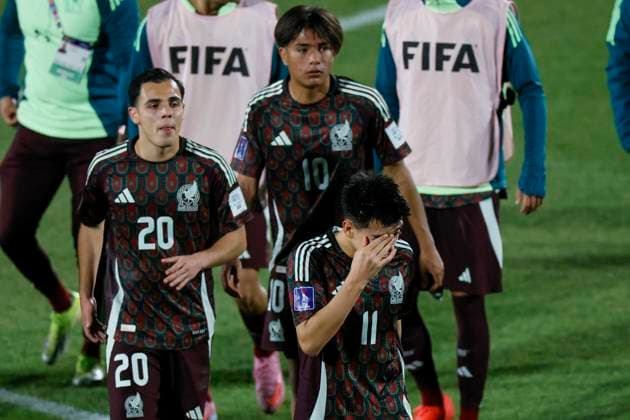 Futbol, Mexico vs Argentina. Mundial sub 20, Chile 2025. El jugador de Mexico Gilberto Mora, abajo, lamenta la derrota contra Argentina tras un partido de eliminacion directa de los cuartos de final del mundial sub 20 disputado en el estadio Nacional de Santiago, Chile. 11 10 2025 Andres Pina Photosport Football, Mexico vs Argentina. U-20 World Cup Championship. Mexico™s player Gilberto Mora, down, reacts loosing against Argentina after a U-20 World Cup, quarter final knock out match, at the Nacional stadium in Santiago, Chile. 11 10 2025 Andres Pina Photosport Mexico vs Argentina, mundial sub 20 Chile 2025