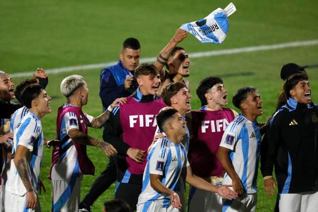 Futbol, Mexico vs Argentina. Mundial sub 20, Chile 2025. Los jugadores de Argentina celebran la victoria contra Mexico tras un partido de eliminacion directa de los cuartos de final del mundial sub 20 realizado en el estadio Nacional de Santiago, Chile. 11 10 2025 Andres Pina Photosport Football, Mexico vs Argentina. U-20 World Cup Championship. Argentina™s players celebrate winning against Mexico after a U-20 World Cup, quarter final knock out match, at the Nacional stadium in Santiago, Chile. 11 10 2025 Andres Pina Photosport Mexico vs Argentina, mundial sub 20 Chile 2025 