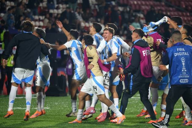 Futbol, Mexico vs Argentina. Mundial sub 20, Chile 2025. Los jugadores de Argentina celebran el triunfo durante un partido de cuartos de final del mundial sub 20 contra Mexico disputado en el estadio Nacional de Santiago, Chile. 11 10 2025 Jonnathan Oyarzun Photosport Football, Mexico vs Argentina. U-20 World Cup Championship. Argentina™s players reacts after winning during a quarterfinal match of the U-20 World Cup against Mexico at the Nacional stadium in Santiago, Chile. 11 10 2025 Jonnathan Oyarzun Photosport Mexico vs Argentina, mundial sub 20 Chile 2025 