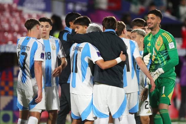 Futbol, Mexico vs Argentina. Mundial sub 20, Chile 2025. Los jugadores de Argentina celebran el triunfo durante un partido de cuartos de final del mundial sub 20 contra Mexico disputado en el estadio Nacional de Santiago, Chile. 11 10 2025 Jonnathan Oyarzun Photosport Football, Mexico vs Argentina. U-20 World Cup Championship. Argentina™s players reacts after winning during a quarterfinal match of the U-20 World Cup against Mexico at the Nacional stadium in Santiago, Chile. 11 10 2025 Jonnathan Oyarzun Photosport Mexico vs Argentina, mundial sub 20 Chile 2025 