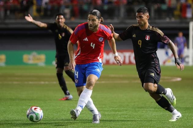 Futbol, Chile vs Peru Partido amistoso 2025 El jugador de la seleccion chilena Francisco Sierralta, izquierda, disputa el balon con Luis Ramos de Peru, durante el partido amistoso disputado en el Estadio Bicentenario de la Florida, Santiago, Chile. 10 10 2025 Felipe Zanca Photosport Football, Chile vs Peru 2025 friendly match Chile s player Francisco Sierralta, Left,, vies for the ball against Luis Ramos of Peru during a friendly match at the Bicentenario Stadium in the Florida, Santiago, Chile. 10 10 2025 Felipe Zanca Photosport Chile vs Peru, amistoso 2025