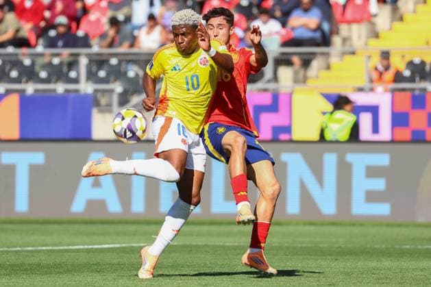 Futbol, Espana vs Colombia. Mundial sub 20, Chile 2025. El jugador de Colombia Oscar Perea, izquierda, disputa el balon con Jesus Fortea de Espana durante un partido de Cuartos de final del mundial sub 20 realizado en el estadio Fiscal de Talca, Chile. 11 10 2025 Eduardo Fortes Photosport Football, Spain vs Colombia. U-20 World Cup Championship. Colombia player Oscar Perea, left, vies for the ball against Jesus Fortea of Spain during a round of 8 match of the U-20 World Cup at the Fiscal stadium in Talca, Chile. 11 10 2025 Eduardo Fortes Photosport Espana vs Colombia, mundial sub 20 Chile 2025