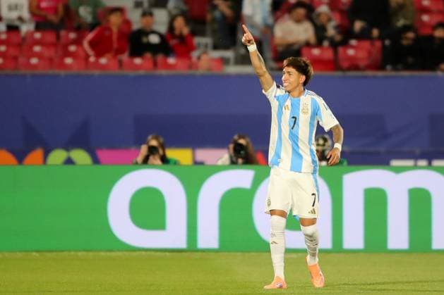 Futbol, Mexico vs Argentina. Mundial sub 20, Chile 2025. El jugador de Argentina Maher Carrizo, centro, celebra tras marcar un gol contra Mexico durante un partido de cuartos de final del mundial sub 20 disputado en el estadio Nacional de Santiago, Chile. 11 10 2025 Jonnathan Oyarzun Photosport Football, Mexico vs Argentina. U-20 World Cup Championship. Argentina™s player Maher Carrizo, center, celebrates after scoring against Mexico during a quarterfinal match of the U-20 World Cup at the Nacional stadium in Santiago, Chile. 11 10 2025 Jonnathan Oyarzun Photosport Mexico vs Argentina, mundial sub 20 Chile 2025