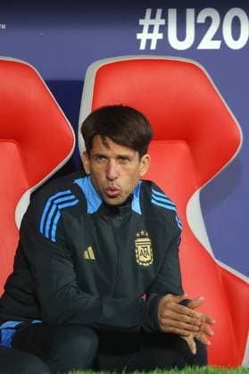 Futbol, Mexico vs Argentina. Mundial sub 20, Chile 2025. El entrenador de Argentina Diego Placente es fotografiado durante un partido de cuartos de final del mundial sub 20 contra Mexico disputado en el estadio Nacional de Santiago, Chile. 11 10 2025 Jonnathan Oyarzun Photosport Football, Mexico vs Argentina. U-20 World Cup Championship. Argentina™s manager Diego Placente is pictured during a quarterfinal match of the U-20 World Cup against Mexico at the Nacional stadium in Santiago, Chile. 11 10 2025 Jonnathan Oyarzun Photosport Mexico vs Argentina, mundial sub 20 Chile 2025 
