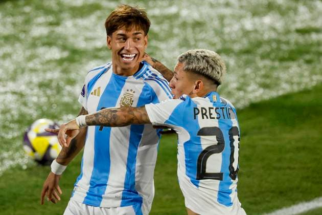 Futbol, Mexico vs Argentina. Mundial sub 20, Chile 2025. El jugador de Argentina Maher Carrizo, izquierda, celebra con Gianluca Prestianni tras marcar un gol contra Mexico durante un partido de eliminacion directa de los cuartos de final del mundial sub 20 realizado en el estadio Nacional de Santiago, Chile. 11 10 2025 Andres Pina Photosport Football, Mexico vs Argentina. U-20 World Cup Championship. Argentina™s player Maher Carrizo, left, celebrates with Gianluca Prestianni after scoring against Mexico during a U-20 World Cup, quarter final knock out match, at the Nacional stadium in Santiago, Chile. 11 10 2025 Andres Pina Photosport Mexico vs Argentina, mundial sub 20 Chile 2025