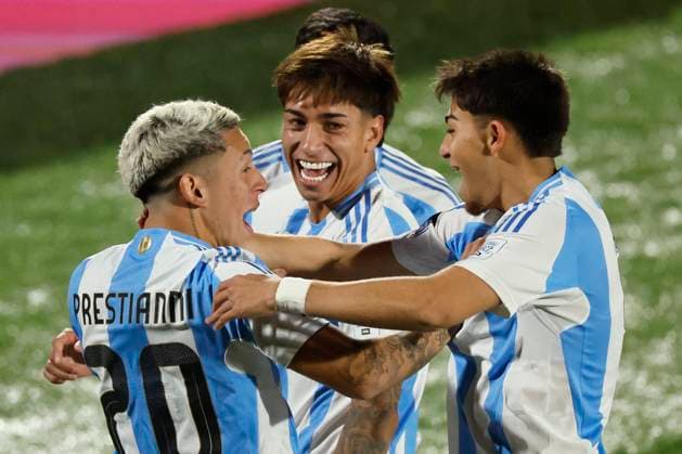 Futbol, Mexico vs Argentina. Mundial sub 20, Chile 2025. El jugador de Argentina Maher Carrizo, centro, celebra con sus companeros tras marcar un gol contra Mexico durante un partido de eliminacion directa de los cuartos de final del mundial sub 20 realizado en el estadio Nacional de Santiago, Chile. 11 10 2025 Andres Pina Photosport Football, Mexico vs Argentina. U-20 World Cup Championship. Argentina™s player Maher Carrizo, center, celebrates with his teammates after scoring against Mexico during a U-20 World Cup, quarter final knock out match, at the Nacional stadium in Santiago, Chile. 11 10 2025 Andres Pina Photosport Mexico vs Argentina, mundial sub 20 Chile 2025